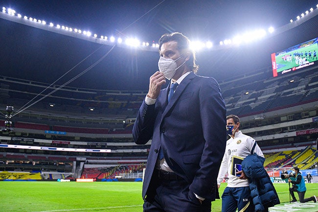 Solari, previo a un juego del América en el Estadio Azteca