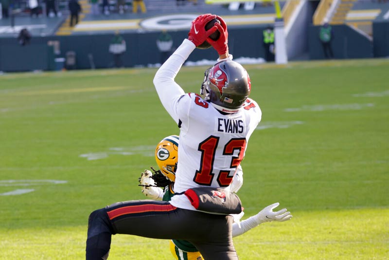 Mike Evans atrapando el balón