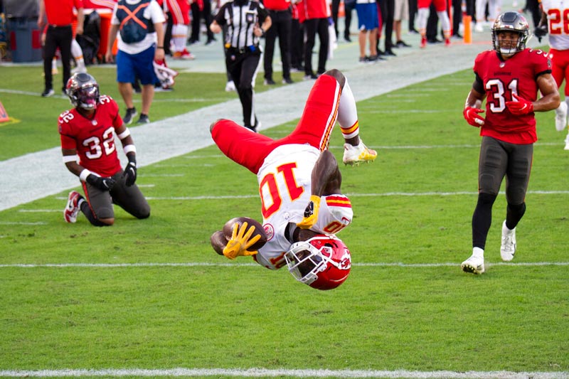 Tyreek Hill celebran un touchdown contra Tampa Bay