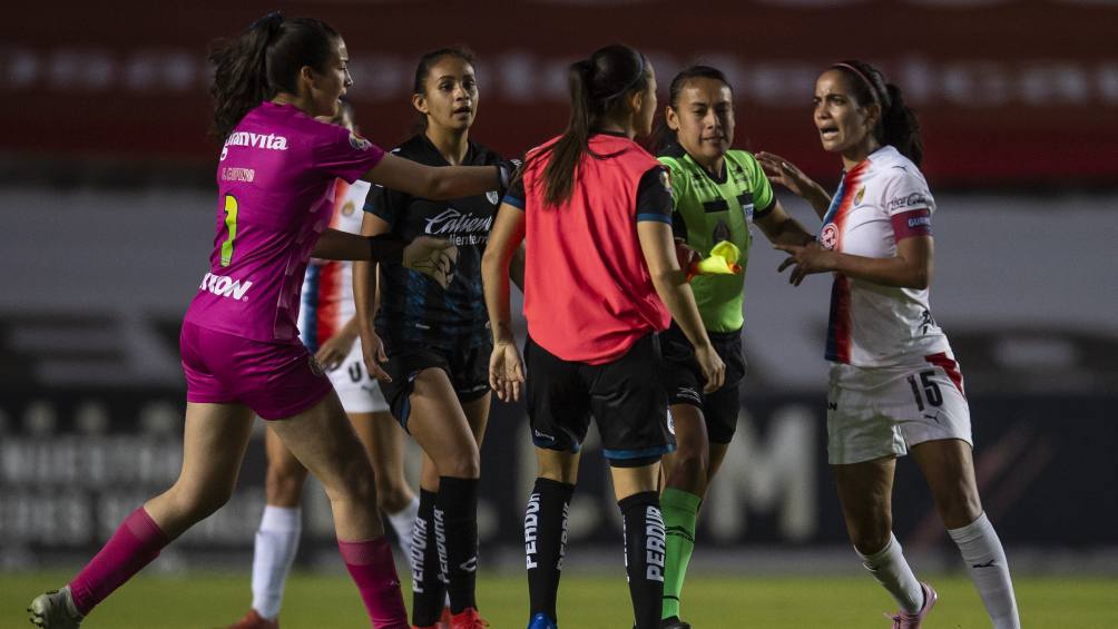 Carolina Jaramillo en partido con Chivas