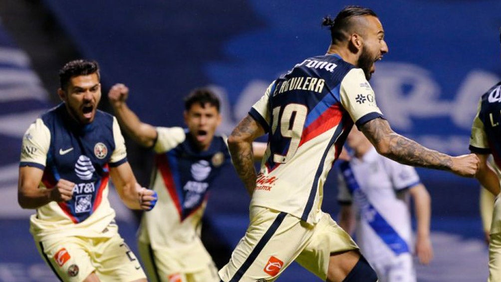 Jugadores del América celebran gol vs Puebla