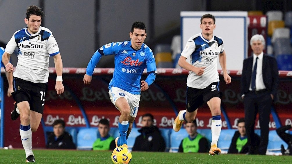 Hirving Lozano durante un partido con Napoli