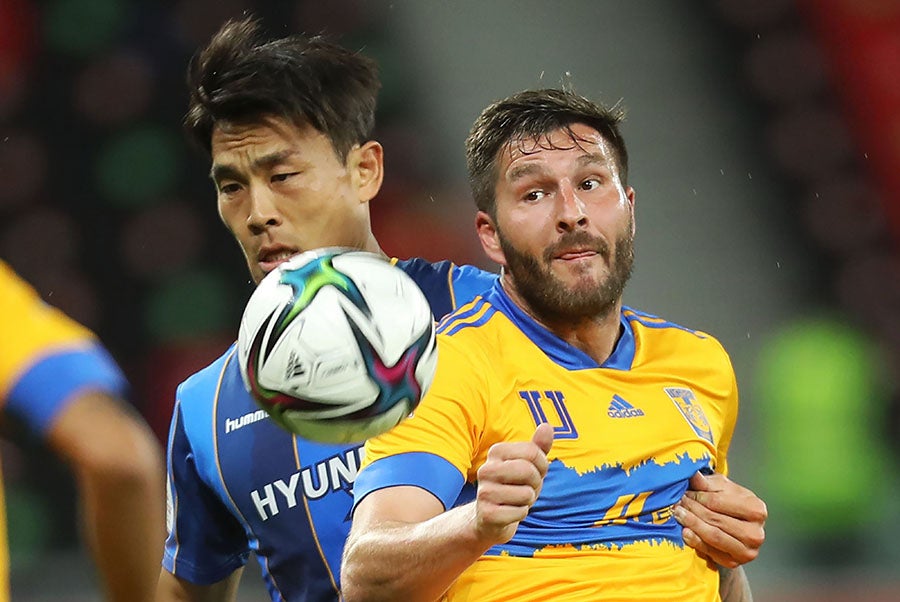 Gignac pelea el balón con Keehee Kim del Ulsan Hyundai