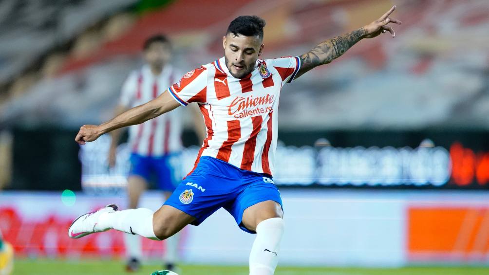 Alexis Vega en un partido con Chivas