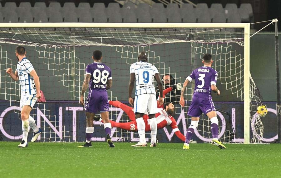 Bartlomiej Dragowski no pudo impedir el gol de Nicolo Barella