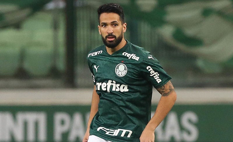 Luan García durante un duelo con Palmeiras 