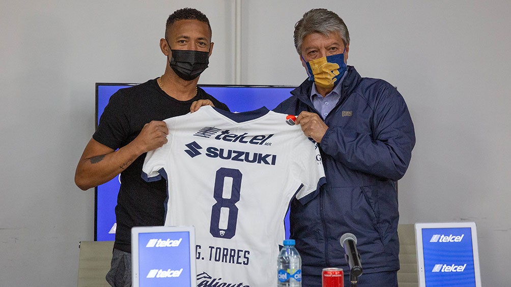 Gabriel Torres en su presentación con Pumas 