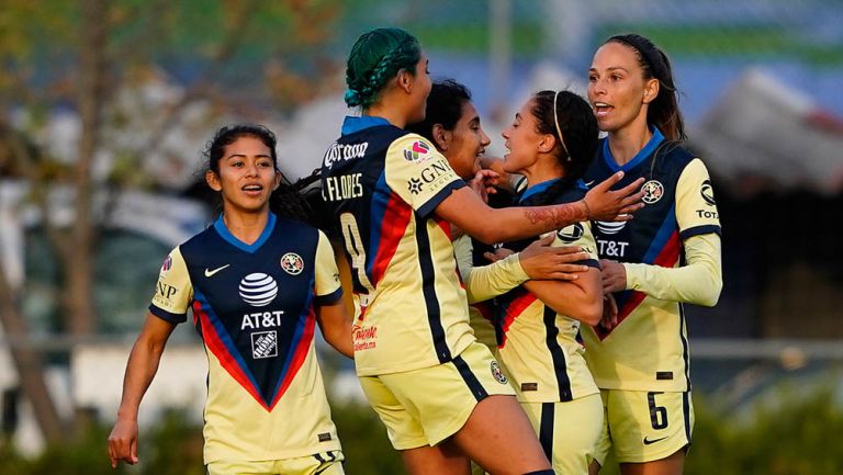 Jugadoras de las Águilas festejan una anotación