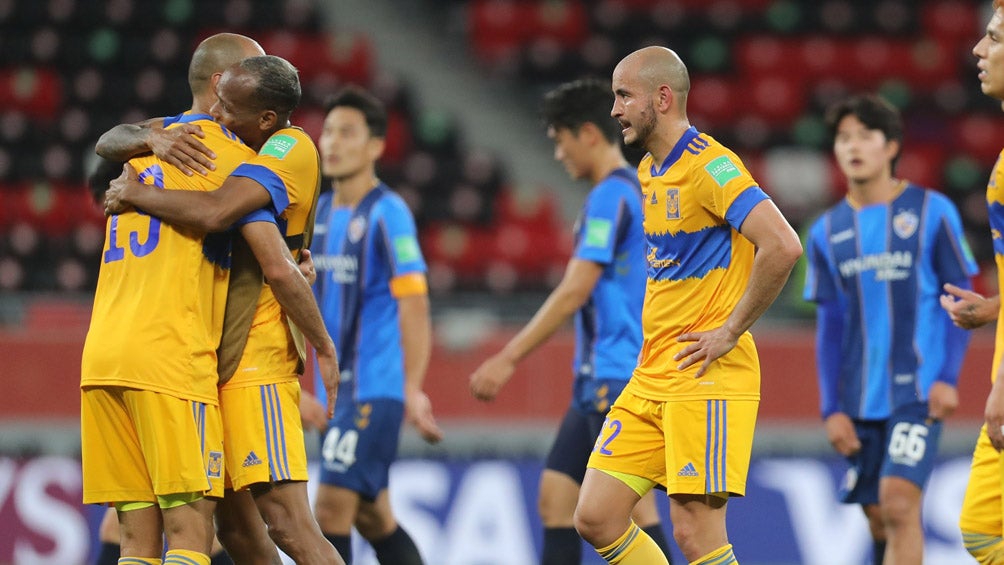 Guido Pizarro es felicitado por sus compañeros