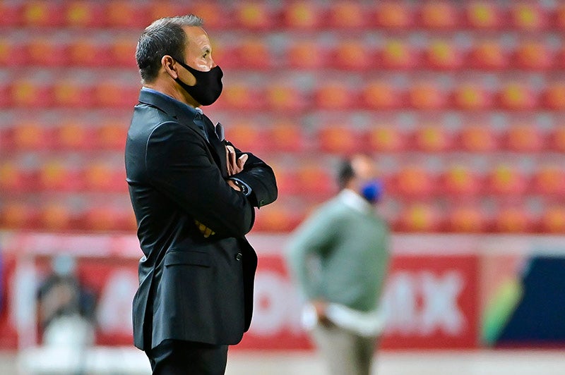 José Guadalupe Cruz durante el duelo ante Cruz Azul  