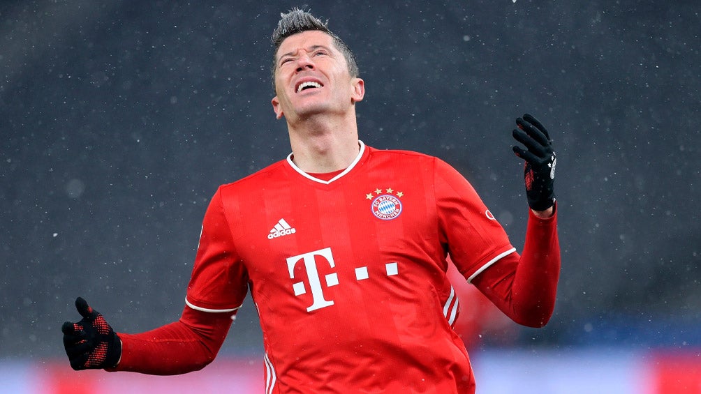 Robert Lewandowski durante un duelo con el Bayern Munich 