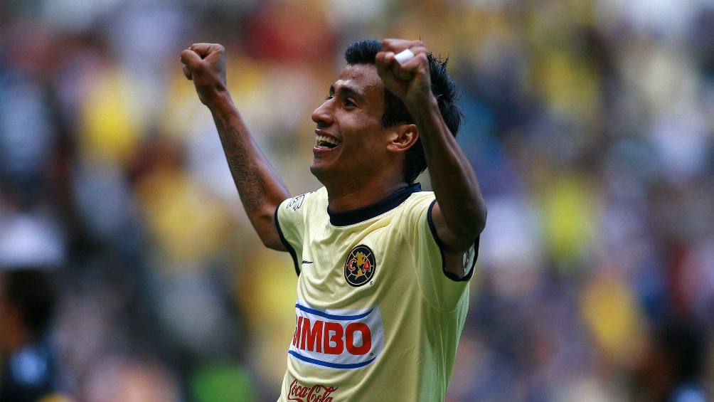 Negro Sandoval en festejo de gol