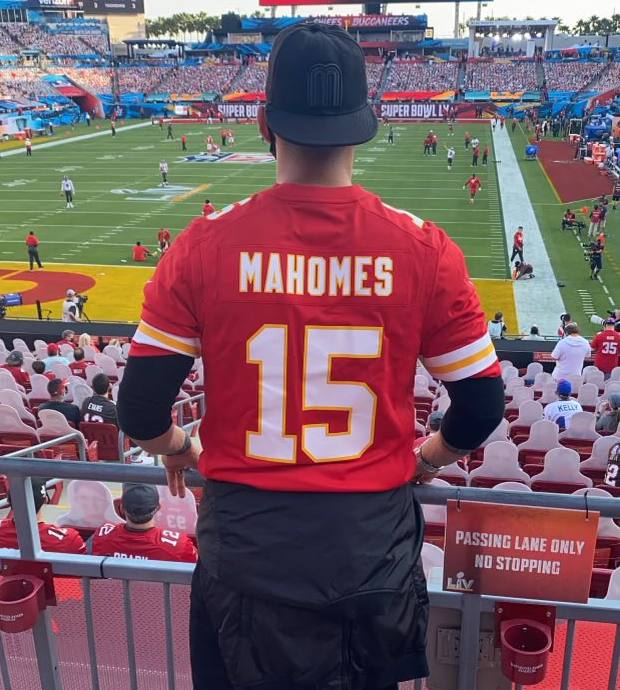 Alan Pulido apoyando a Chiefs