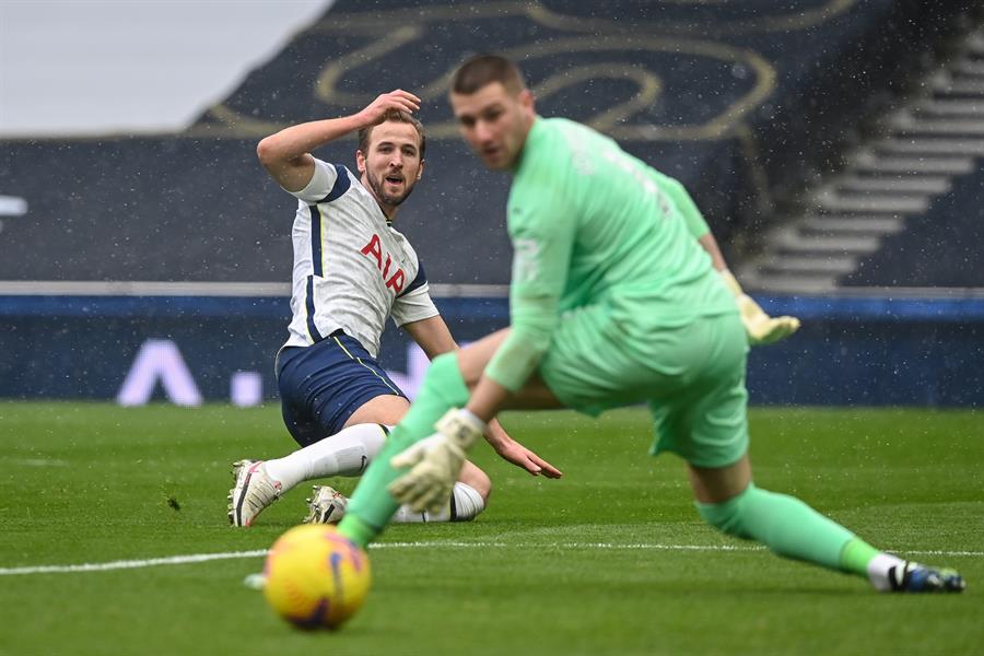 Harry Kane definiendo ante Johnstone