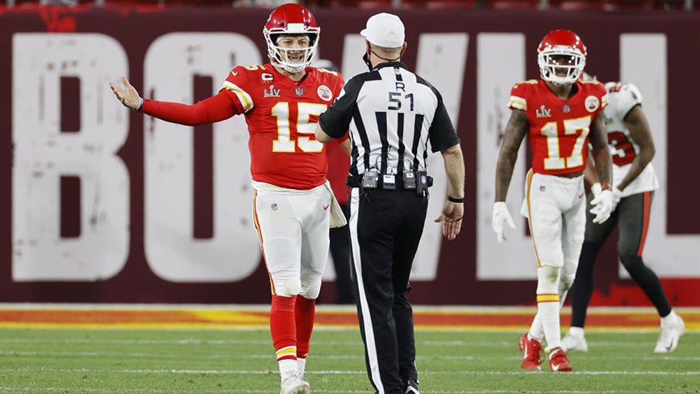 Patrick Mahomes, molesto con la marcación del árbitro