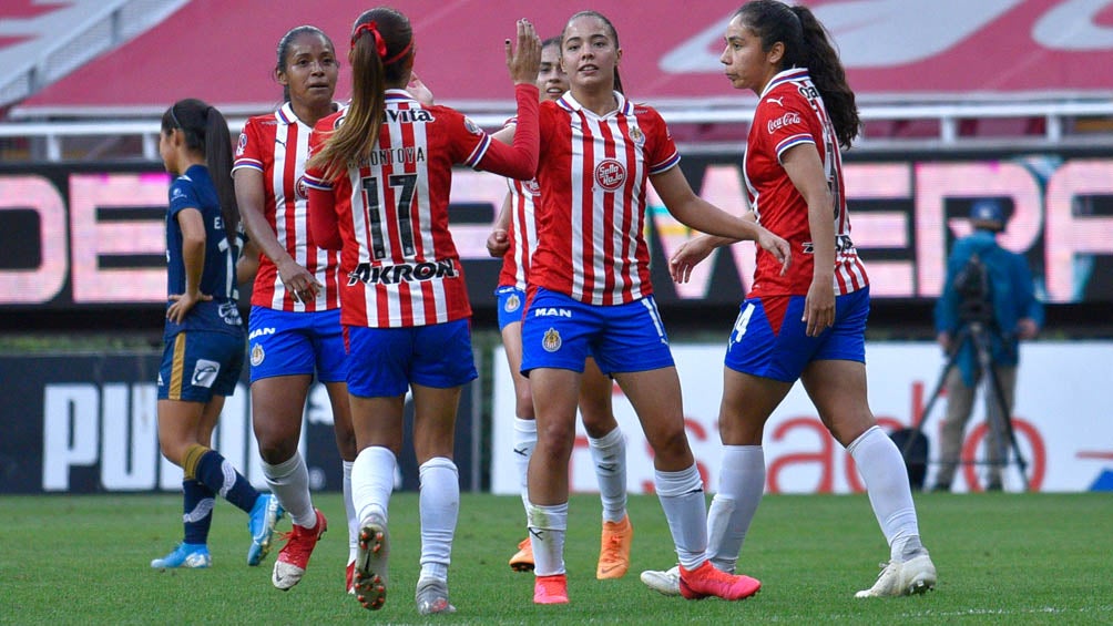 Jugadoras de Chivas festejan una anotación sobre las tuneras