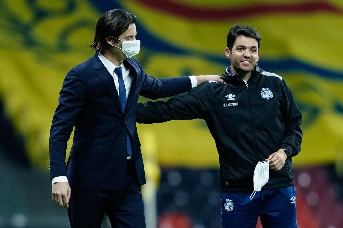 Solari y Larcamón se saludan en el América vs Puebla