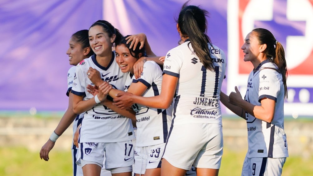 Jugadoras de Pumas celebran gol ante Cruz Azul