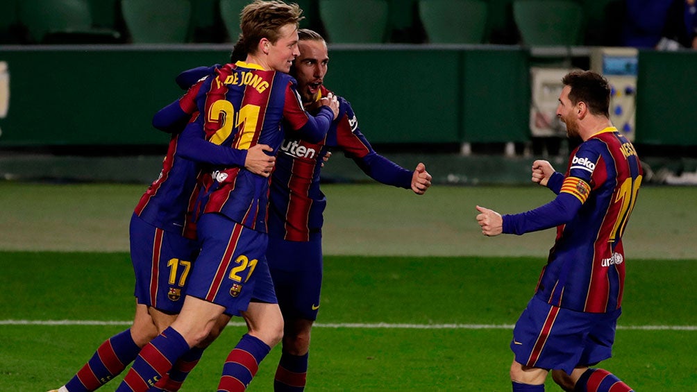 Jugadores del Barcelona, tras marcar al Betis