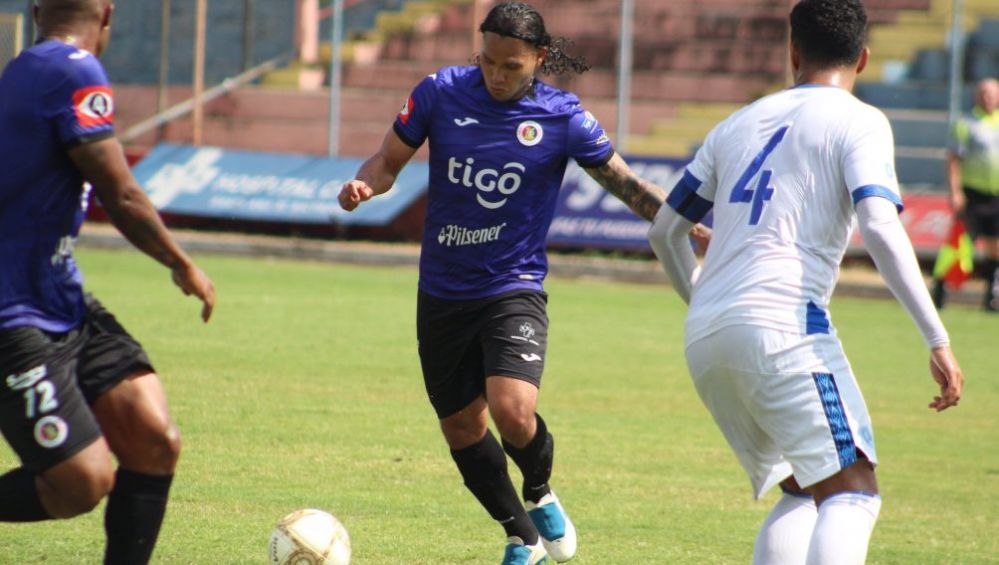 Carlos 'Gullit' Peña en su debut como jugador del Club Deportivo FAS 