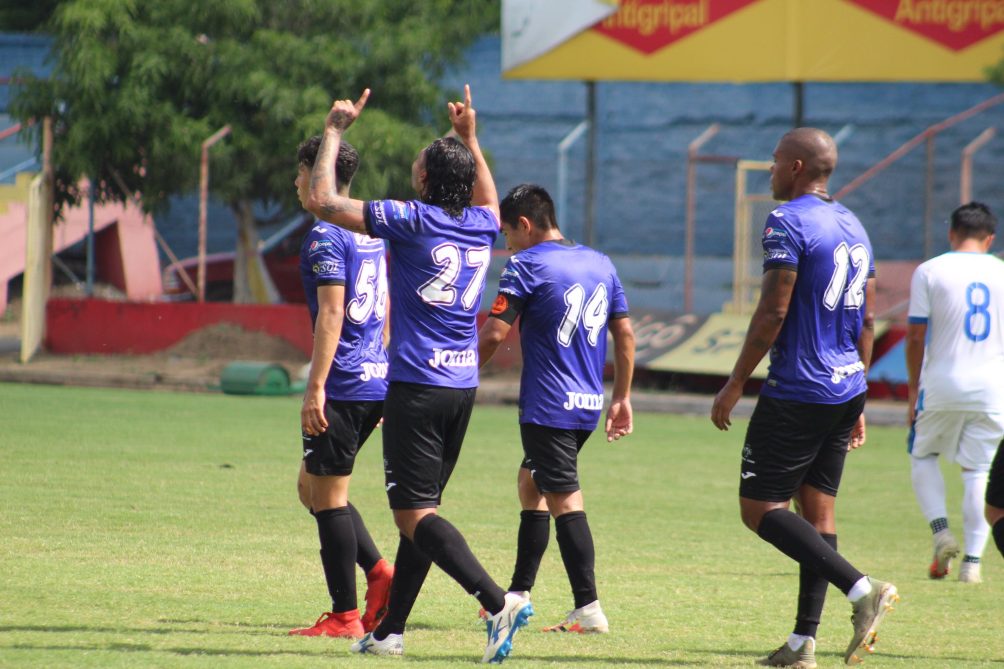 Carlos 'Gullit' Peña en su debut como jugador del Club Deportivo FAS 