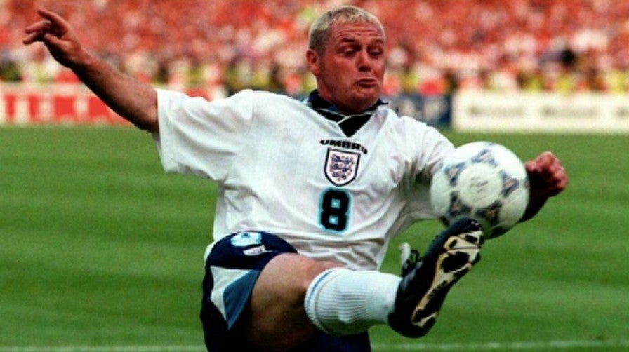 Paul Gascoigne en un partido con Inglaterra