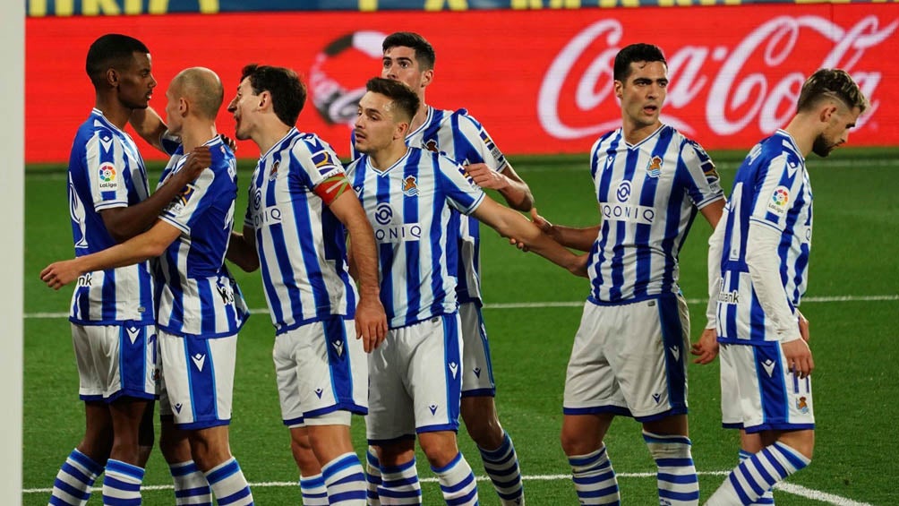 Jugadores de la Real Sociedad festeja un gol 