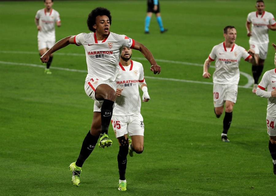 Jules Koundé en festejo ante el Barcelona