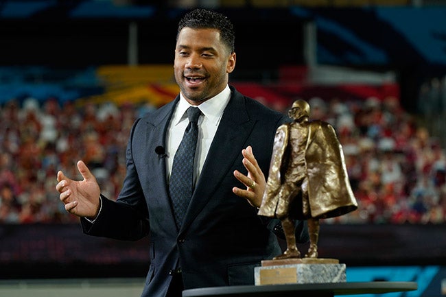 Wilson da un discurso al recibir el premio Walter Payton