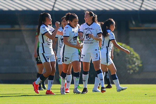 Jugadoras de Pumas celebran una anotación 