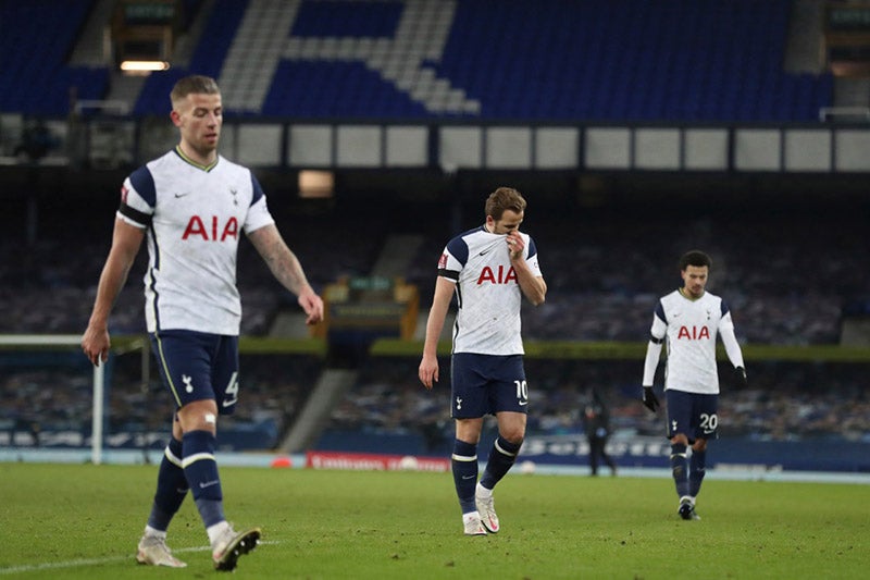 Jugadores del Tottenham lamentan la derrota 