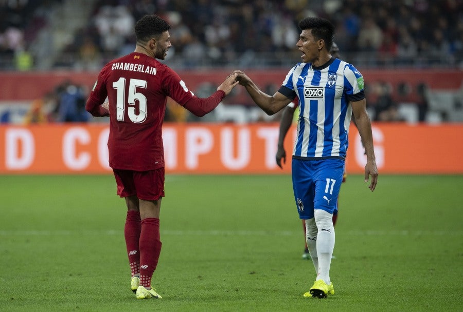 Jesús Gallardo y Chamberlain en el partido entre Rayados y Liverpool