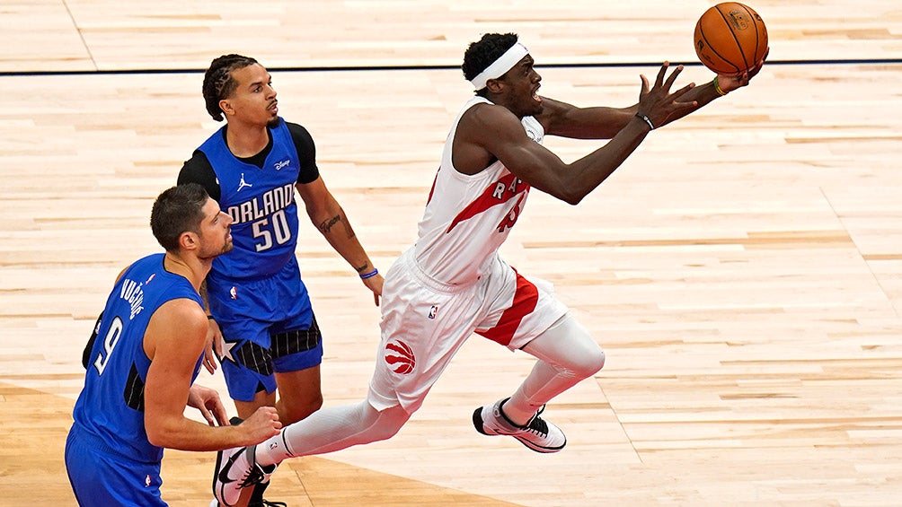 Siakam intenta anotar en un juego contra Orlando