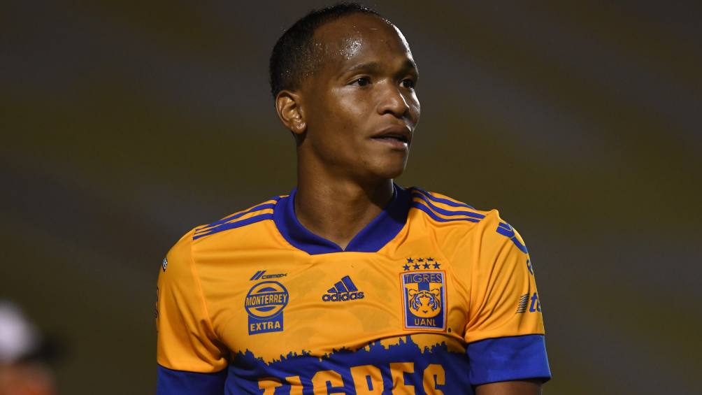 Luis Quiñones en partido con Tigres