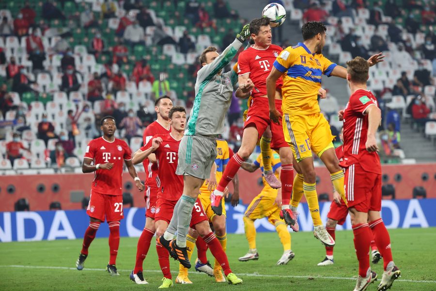 Lewandowski peleando un balón ante Tigres