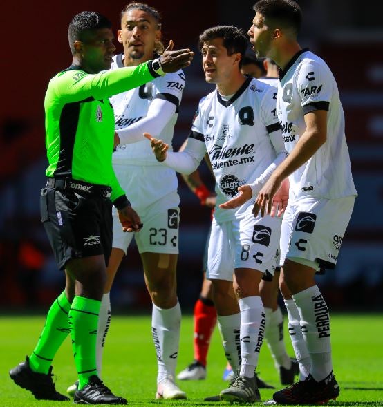 Jugadores de Gallos protestan ante Adalid Maganda