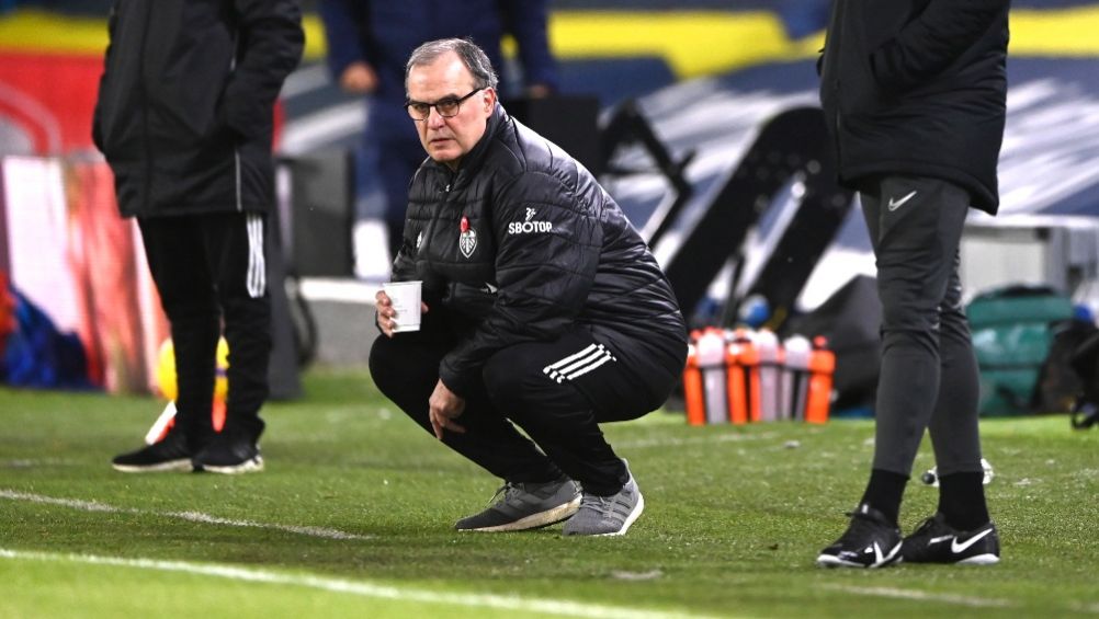 Marcelo Bielsa dirigiendo un partido del Leeds