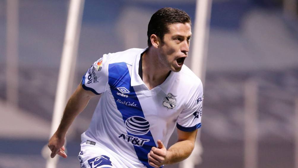 Santiago Ormeño en partido con Puebla