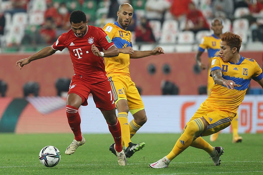 Salcedo pelea el balón con Serge Gnabry