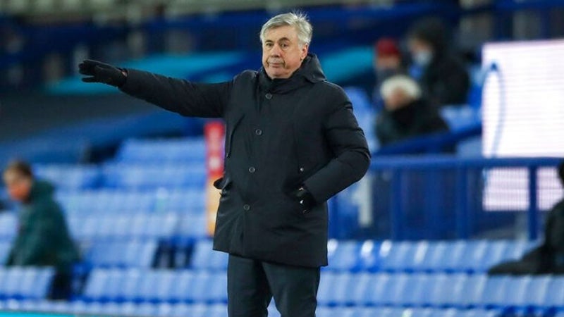 Carlo Ancelotti durante un duelo del Everton 