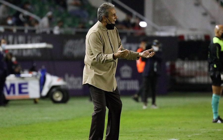 Tomás Boy dirigiendo al Mazatlán FC