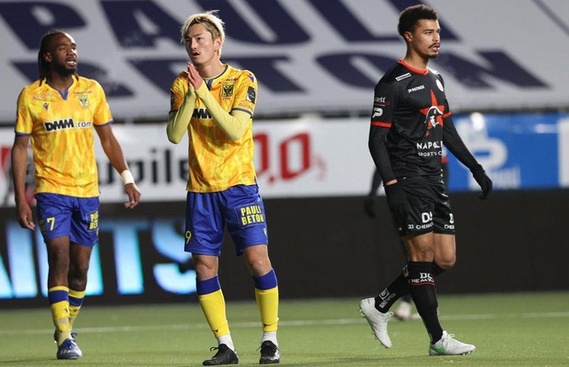 Yüma Suzuki se lamenta en el juego ante el Zulte Waregem