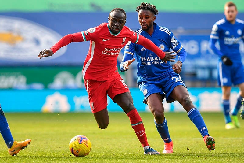 Sadio Mané pelea un balón en el duelo ante Leicester 