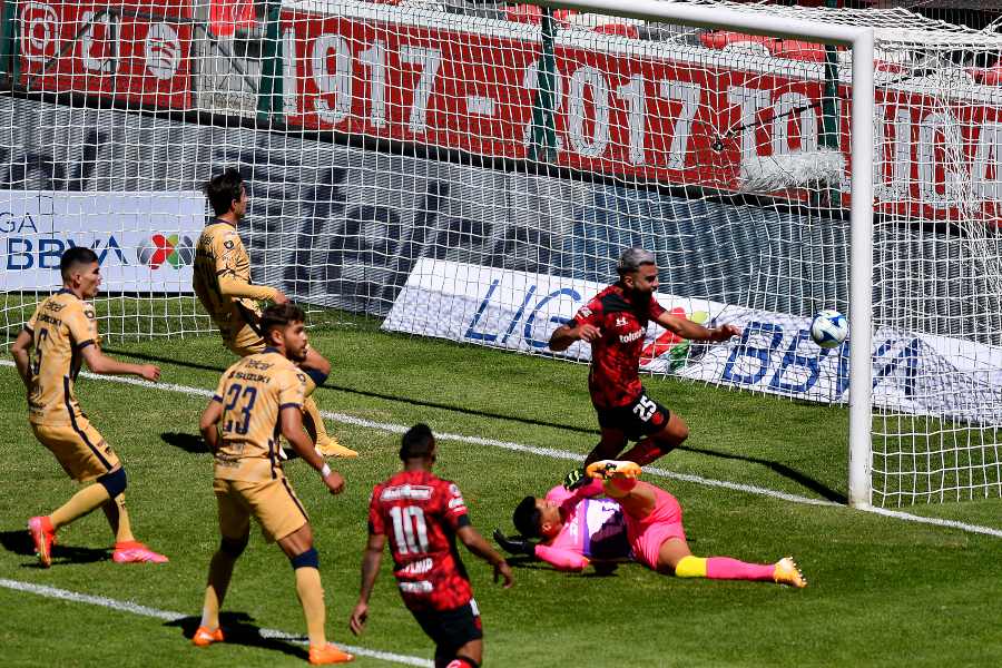 Alexis Canelo anotando gol a favor del Toluca ante Pumas