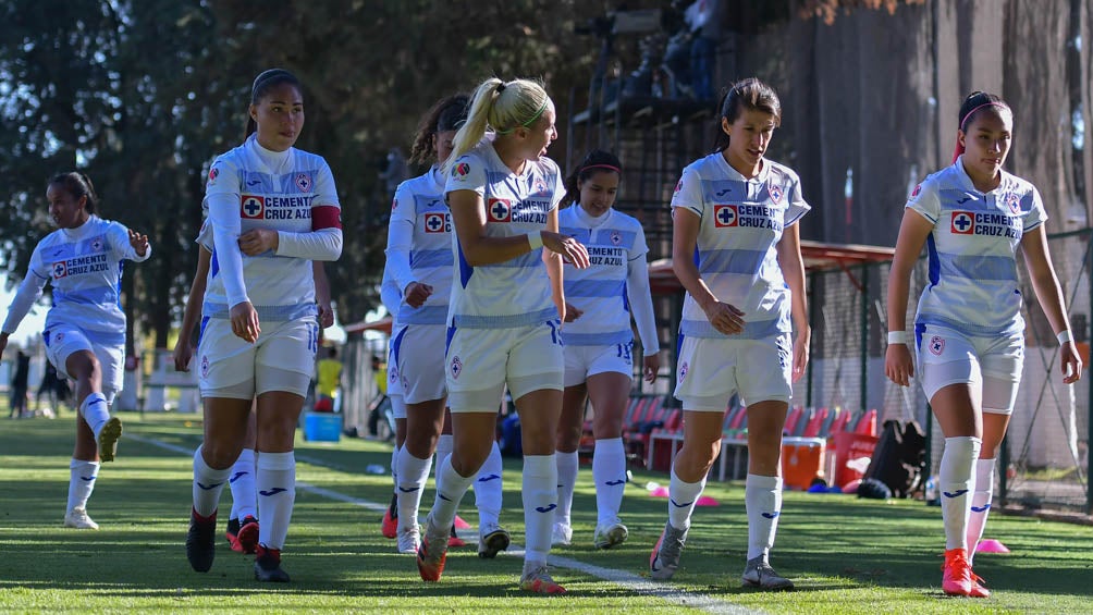 Jugadoras de Cruz Azul, durante un juego contra Toluca