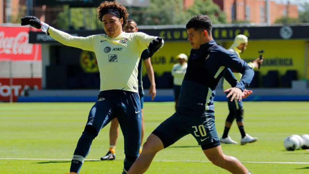 Guillermo Ochoa y Richard Sánchez en un entrenamiento