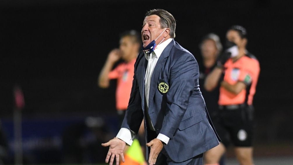 Miguel Herrera en un partido con América 