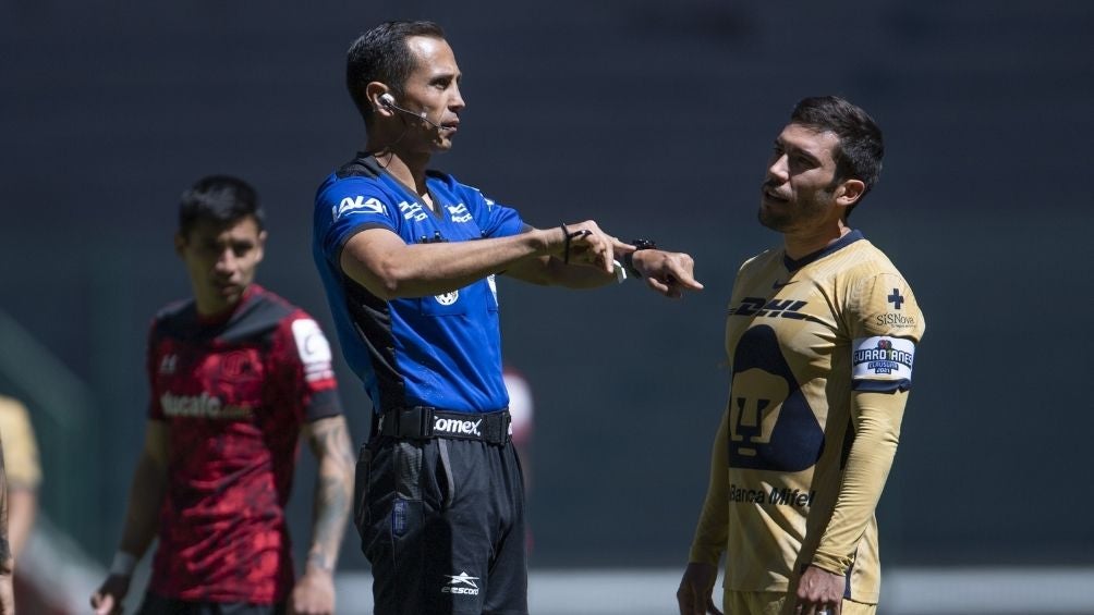 Santander anuló un polémico gol a Pumas 