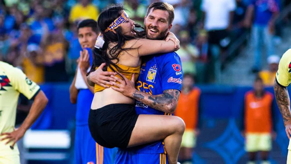 Gignac y una aficionada de Tigres