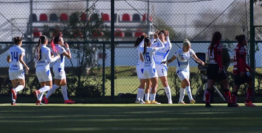 Jugadoras celestes festeja gol de Alejandra Curiel